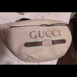 GUCCI Grained Calfskin Logo Belt Bag